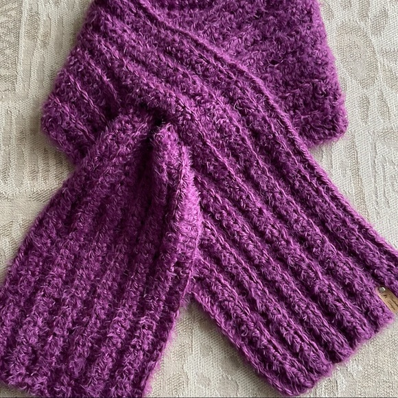 NWT Hand Crocheted Keyhole Winter Scarf - Plum ❄️ - Picture 3 of 5